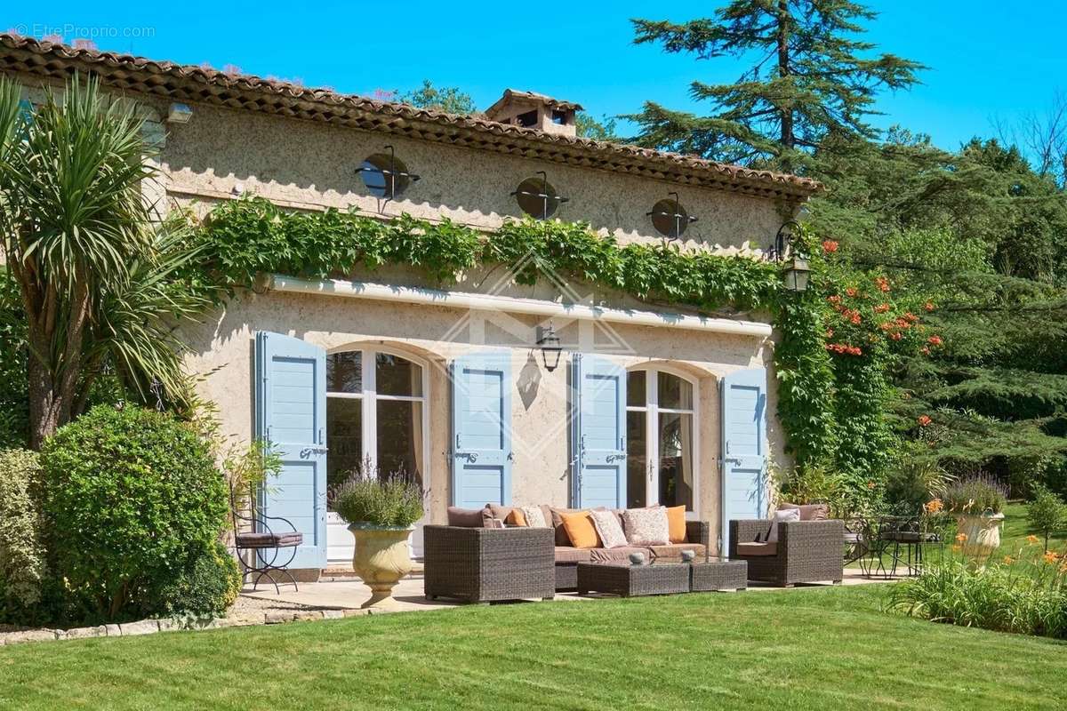 Maison à CHATEAUNEUF-GRASSE