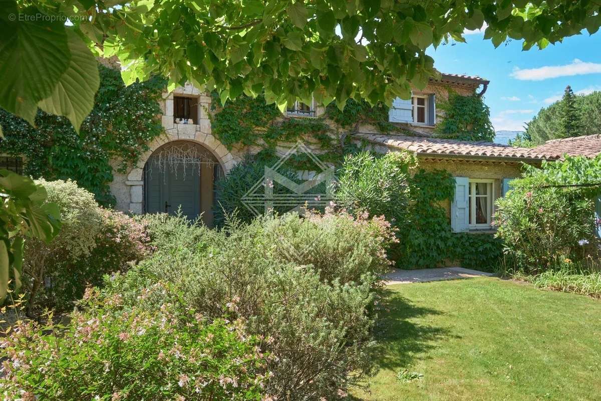 Maison à CHATEAUNEUF-GRASSE