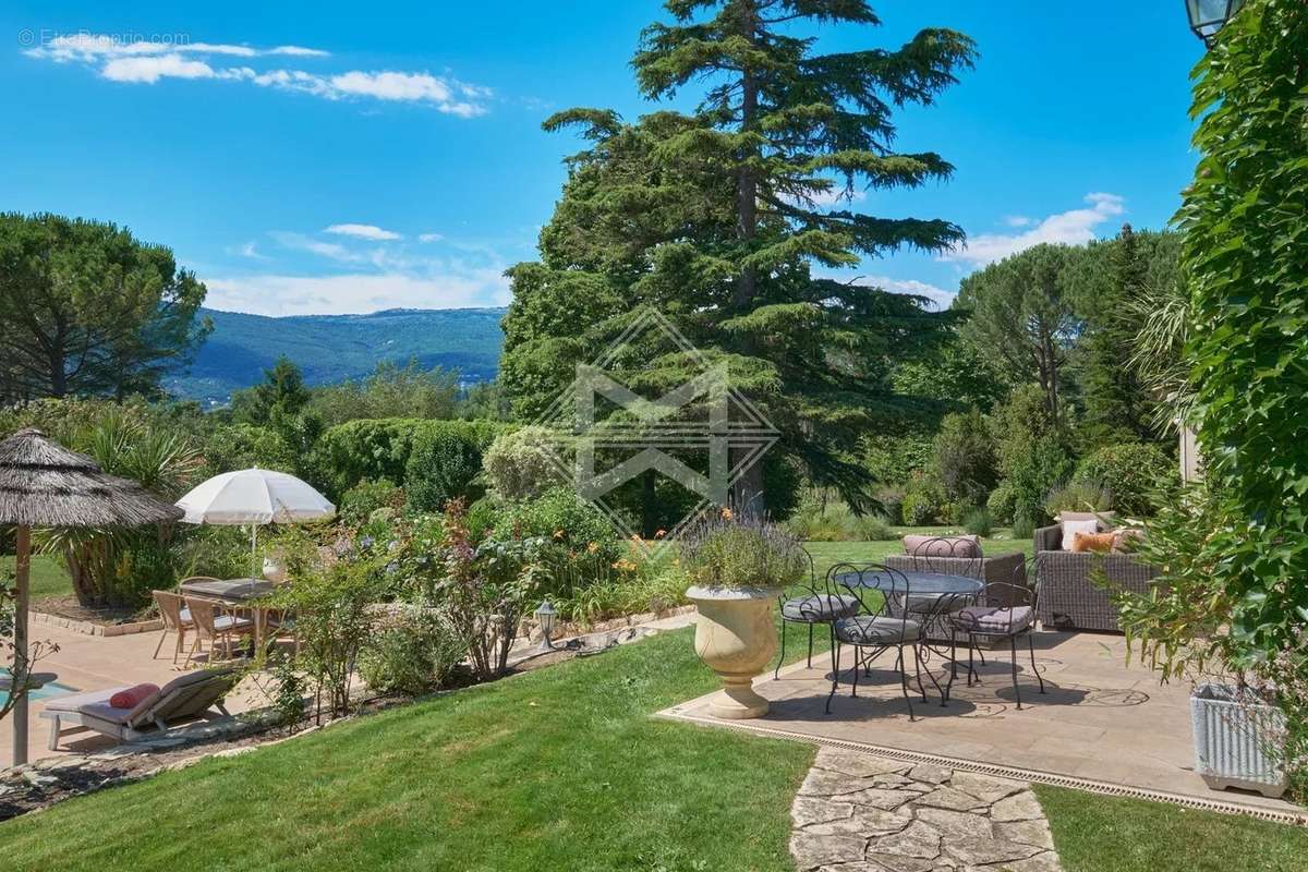 Maison à CHATEAUNEUF-GRASSE