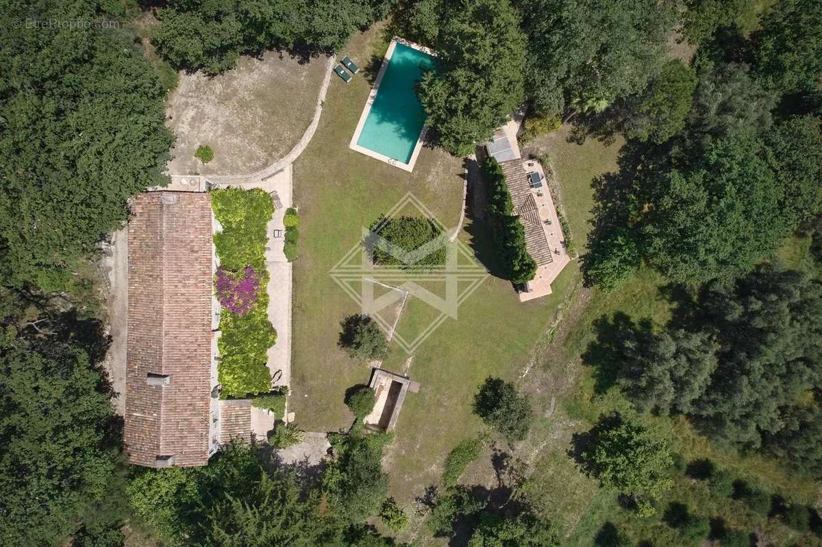 Maison à CHATEAUNEUF-GRASSE