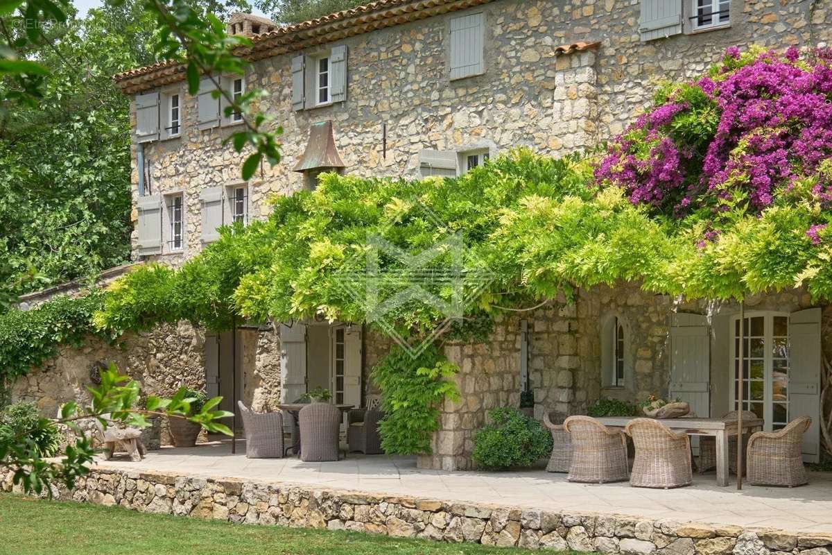 Maison à CHATEAUNEUF-GRASSE