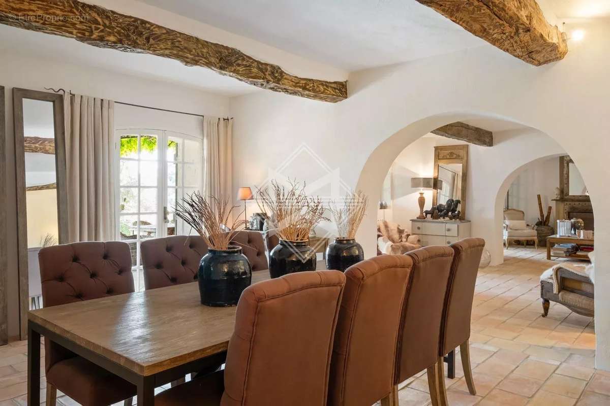 Maison à CHATEAUNEUF-GRASSE