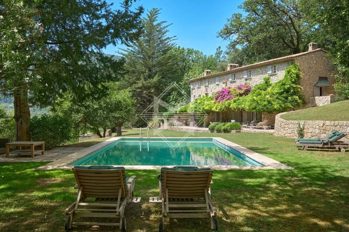 Maison à CHATEAUNEUF-GRASSE