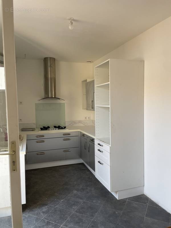 Cuisine semi ouverte sur séjour  - Appartement à BEZIERS