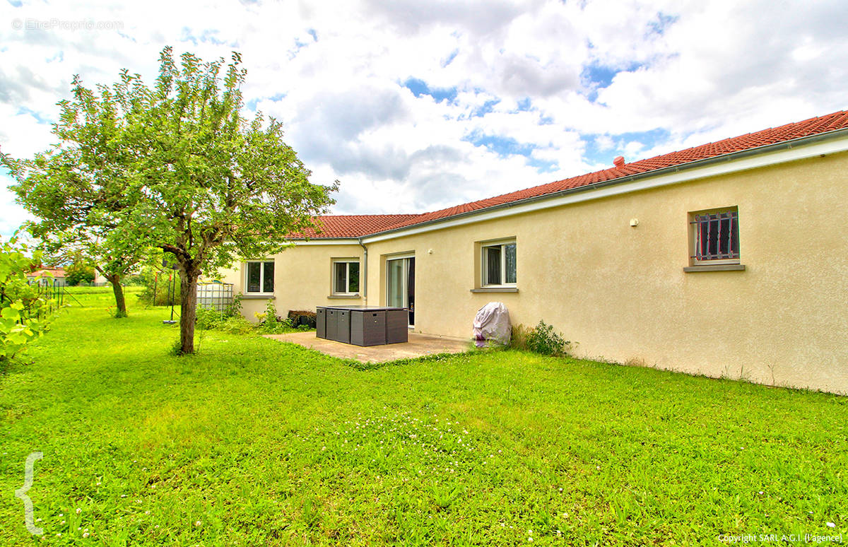 Maison à YSSAC-LA-TOURETTE