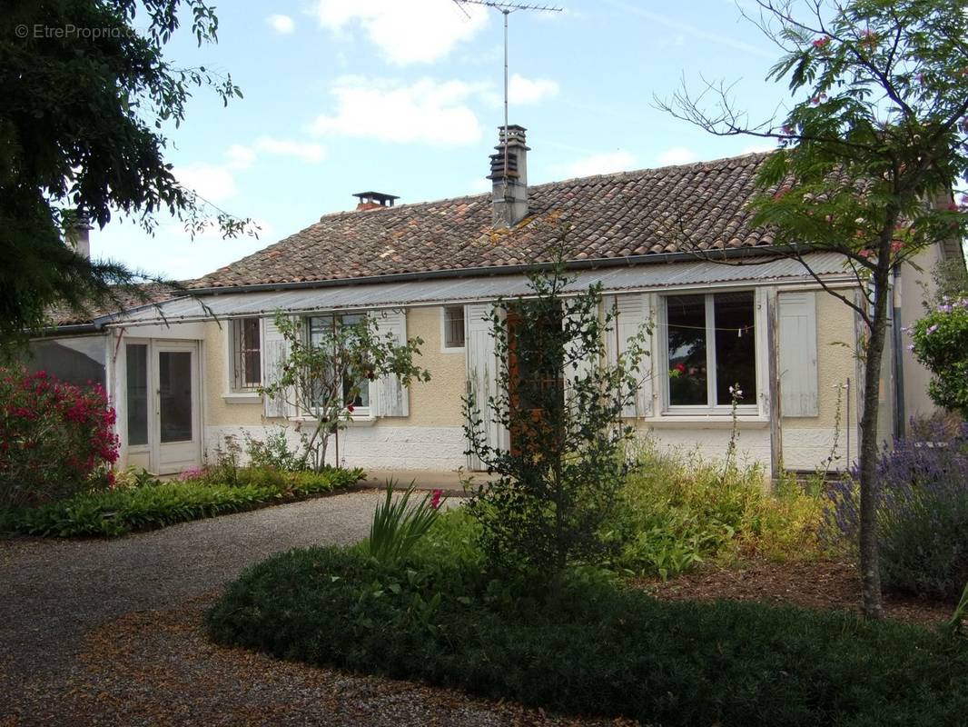 Maison à CHEF-BOUTONNE