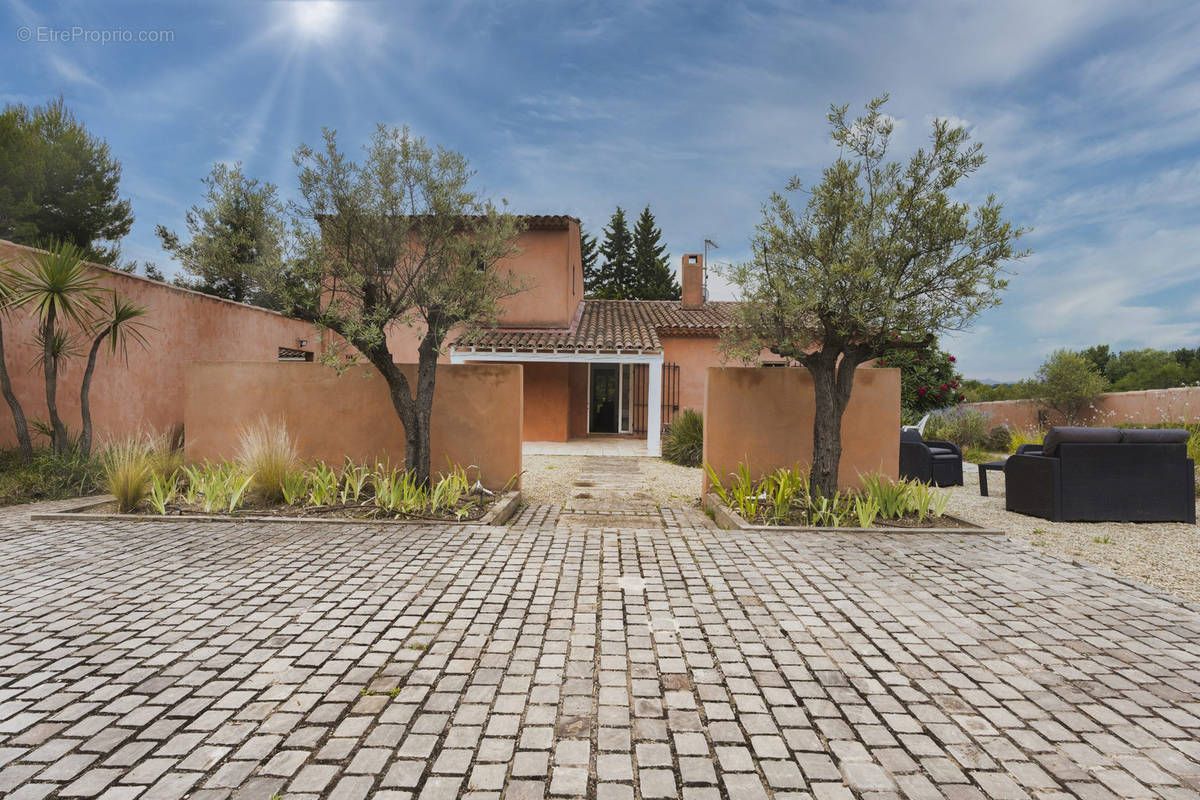 Maison à CHATEAUNEUF-LE-ROUGE