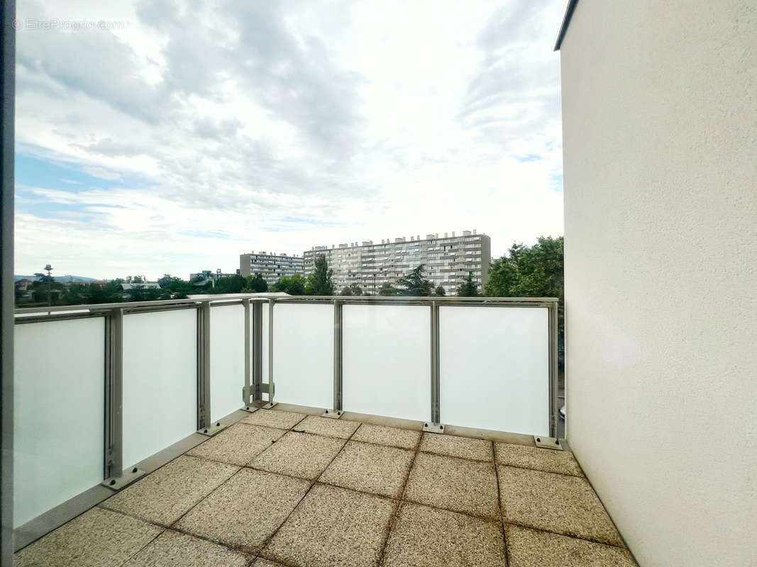 Appartement à PIERRE-BENITE