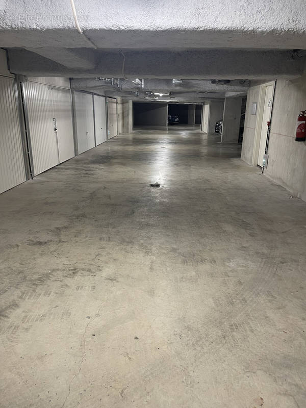 Parking à MARSEILLE-9E