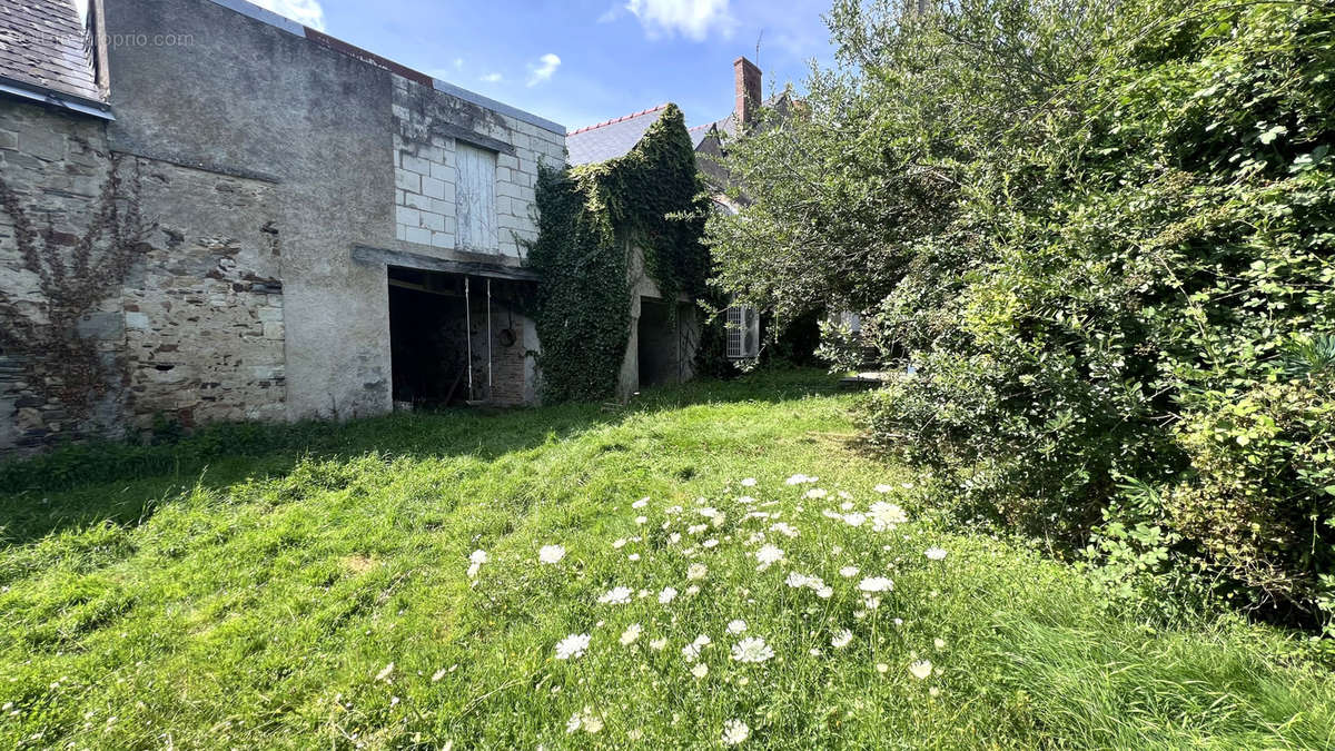 Maison à BECON-LES-GRANITS