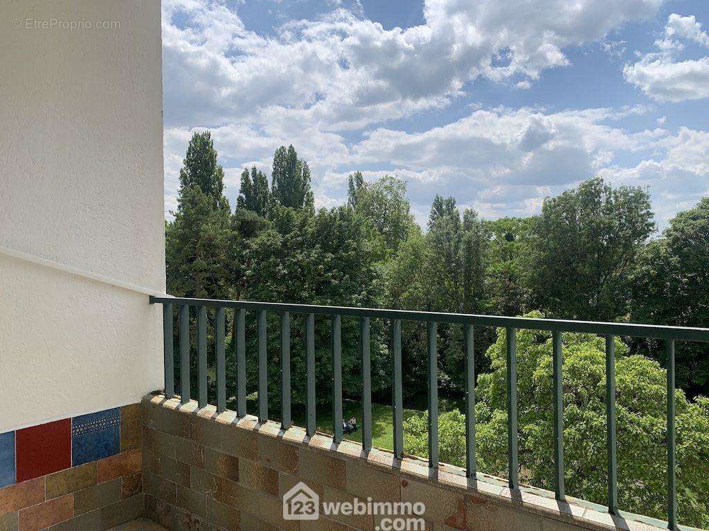 Avec balcon, orienté Sud, - Appartement à POITIERS