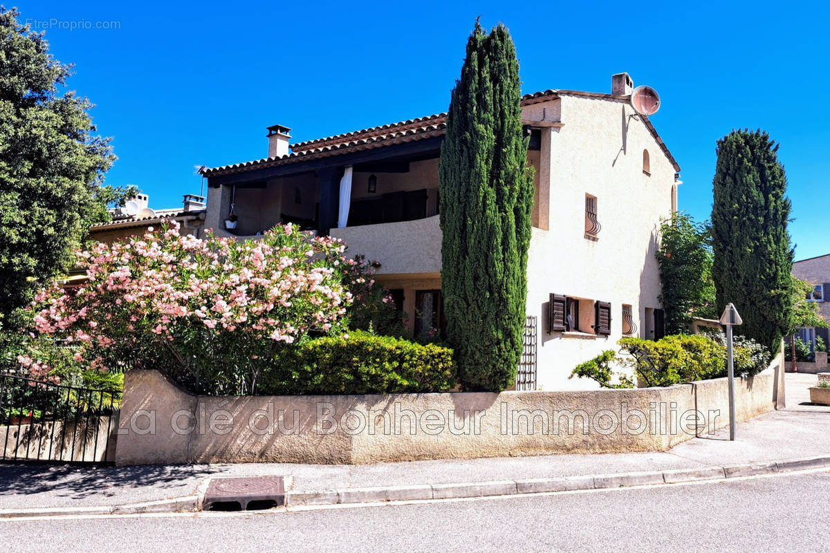 Maison à LES SALLES-SUR-VERDON