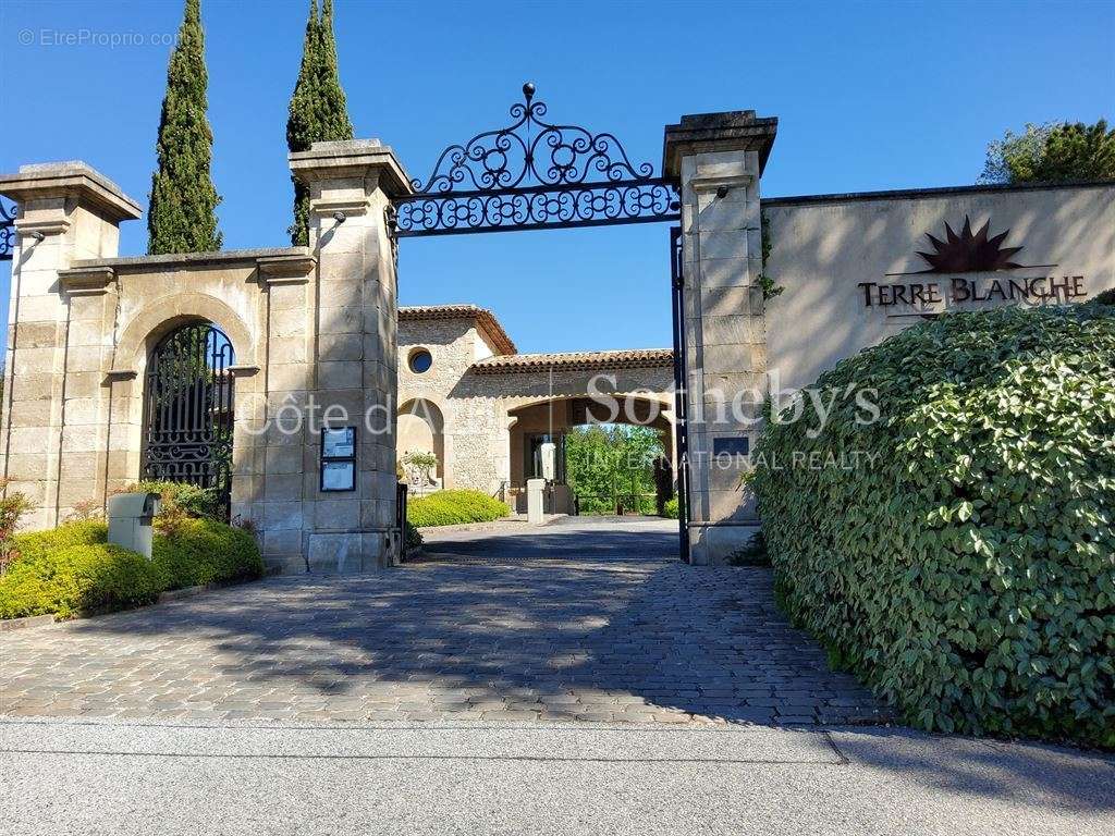 Maison à TOURRETTES