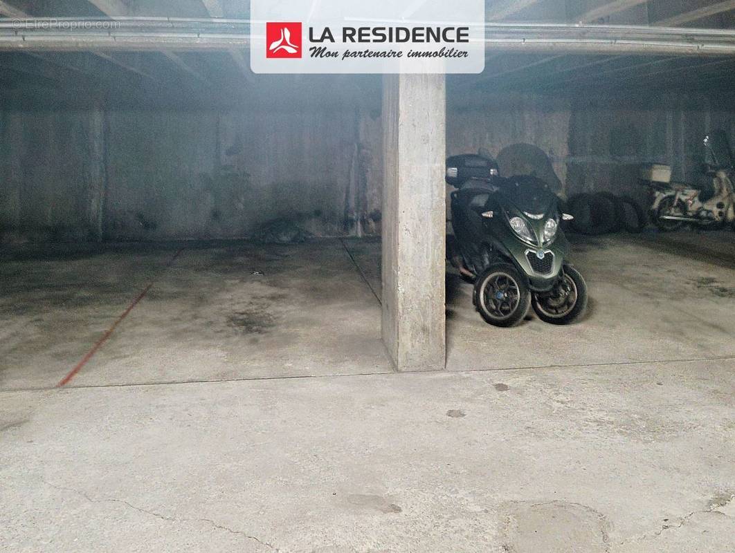 Parking à PARIS-16E