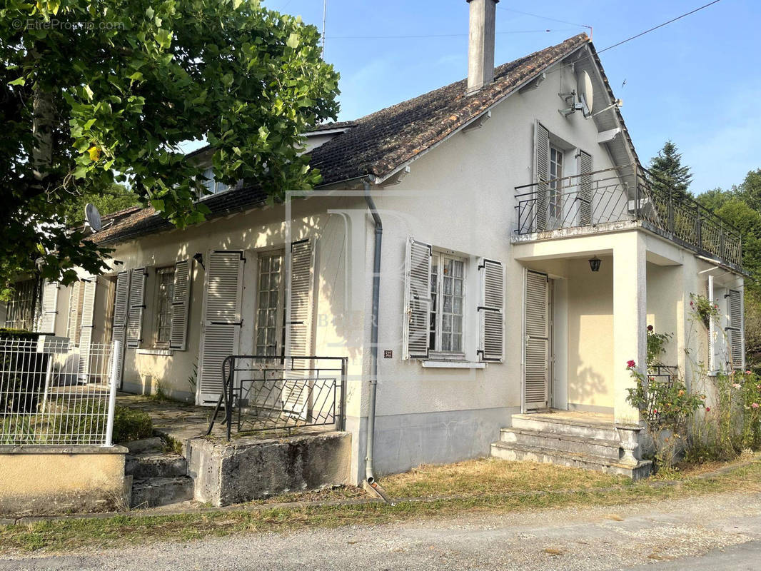 Maison à MANZAC-SUR-VERN