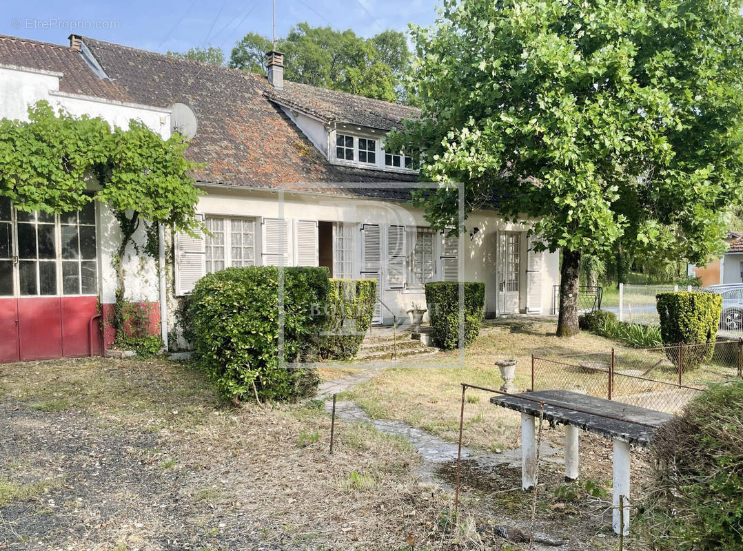 Maison à MANZAC-SUR-VERN