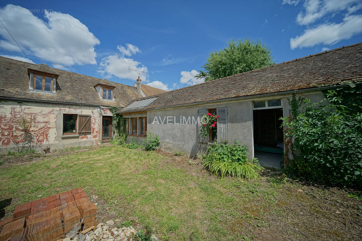 Maison à LA QUEUE-LES-YVELINES