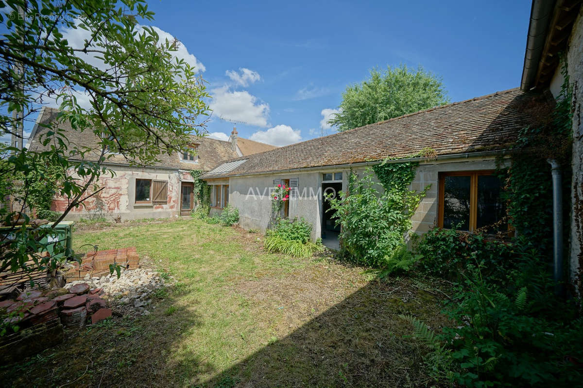 Maison à LA QUEUE-LES-YVELINES