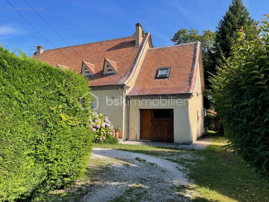 Maison à MAUZAC-ET-GRAND-CASTANG