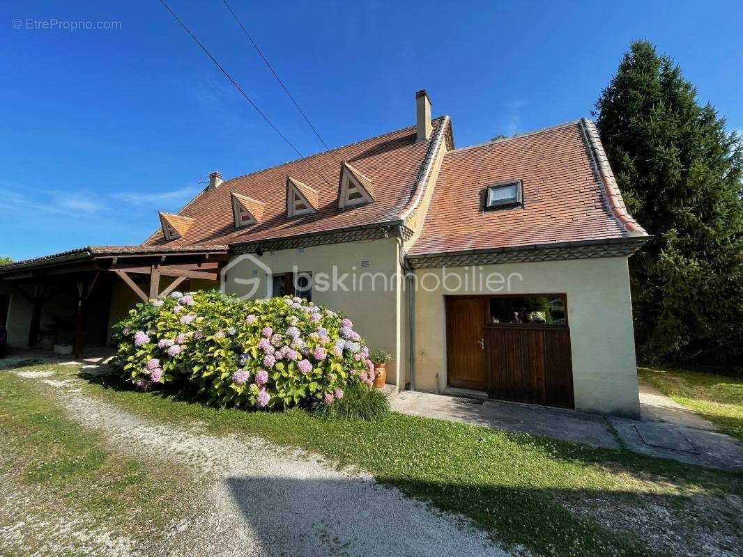 Maison à MAUZAC-ET-GRAND-CASTANG