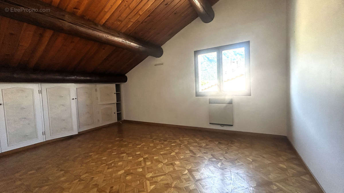 Appartement à LARAGNE-MONTEGLIN