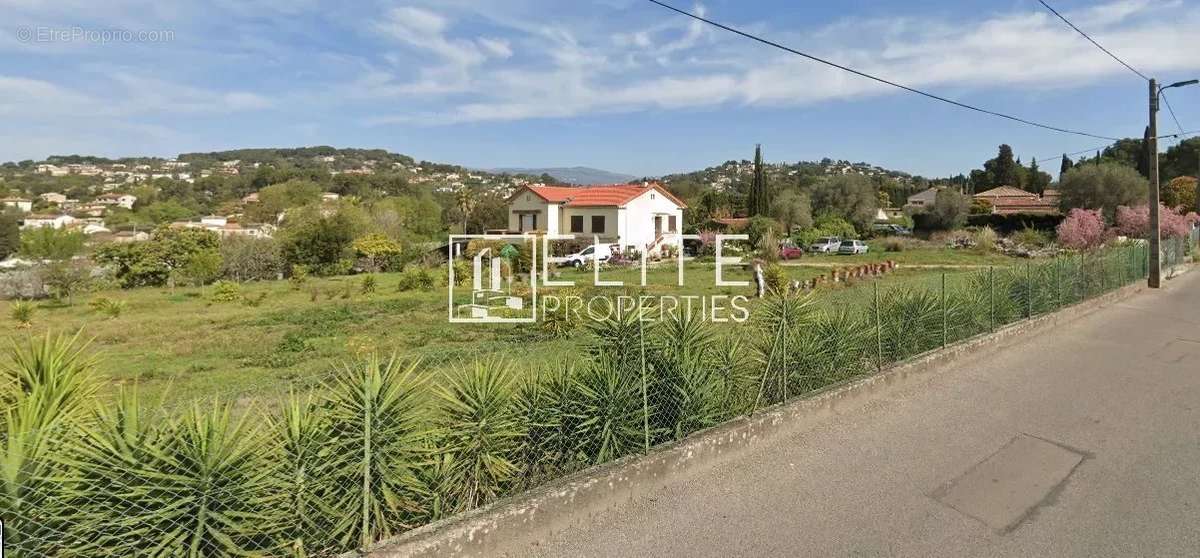 Terrain à MOUGINS