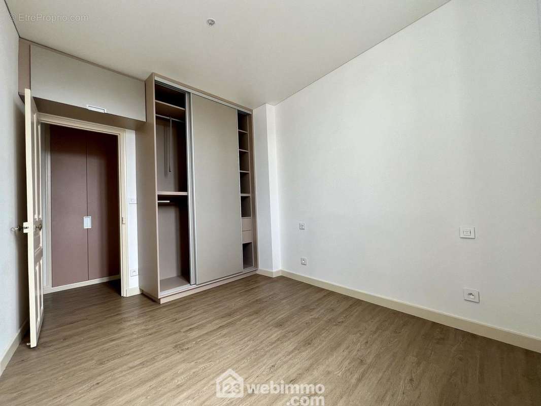 Chambre de 11m² avec de multiples rangement haut de gamme. - Appartement à VERDUN