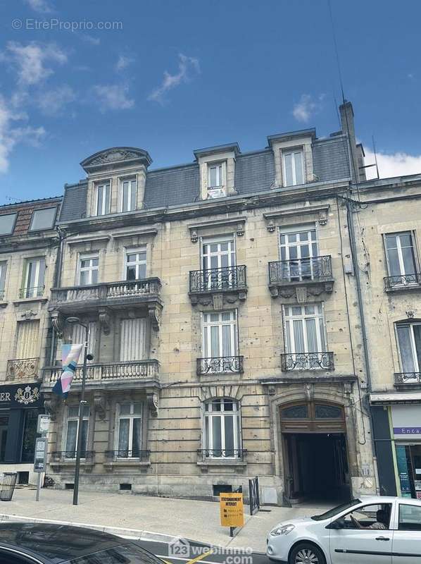 Immeuble de caractère construit dans les années 1920, appartement présent sur tout le dernier étage - Appartement à VERDUN