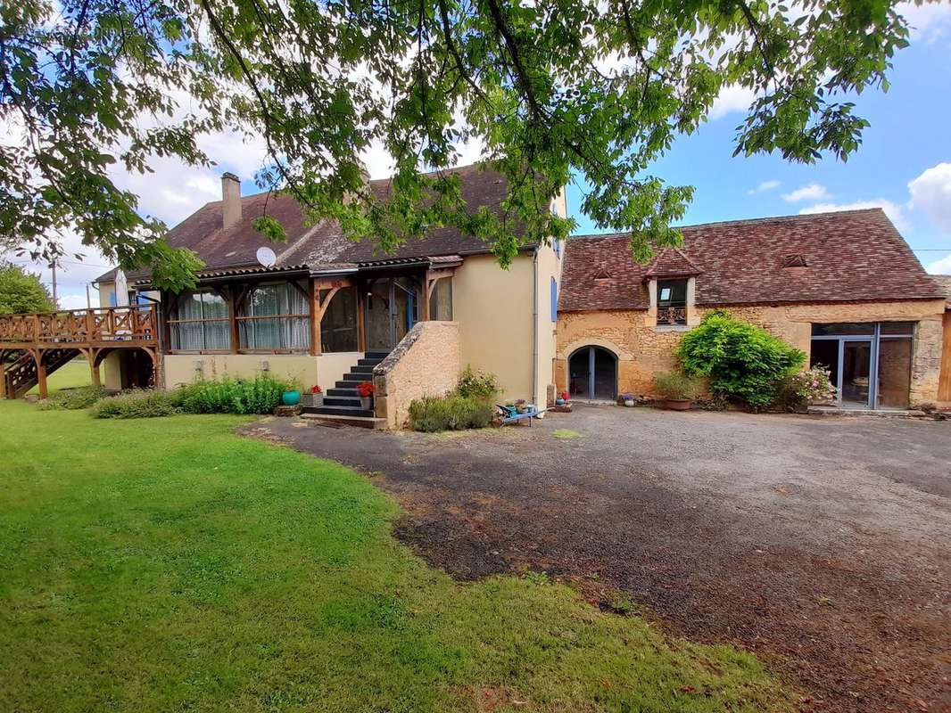 Maison à MAUZAC-ET-GRAND-CASTANG