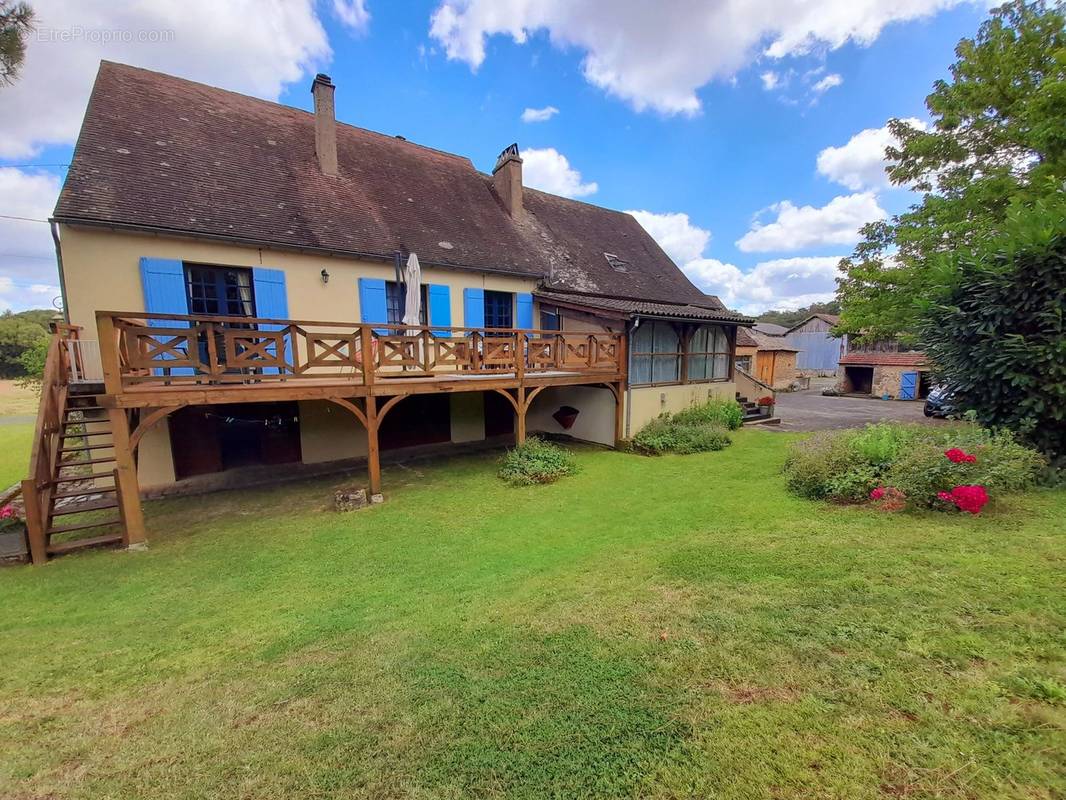 Maison à MAUZAC-ET-GRAND-CASTANG