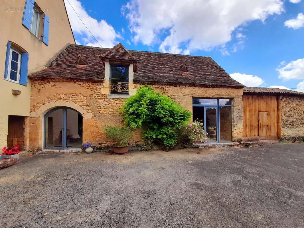 Maison à MAUZAC-ET-GRAND-CASTANG