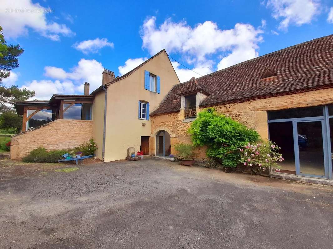 Maison à MAUZAC-ET-GRAND-CASTANG