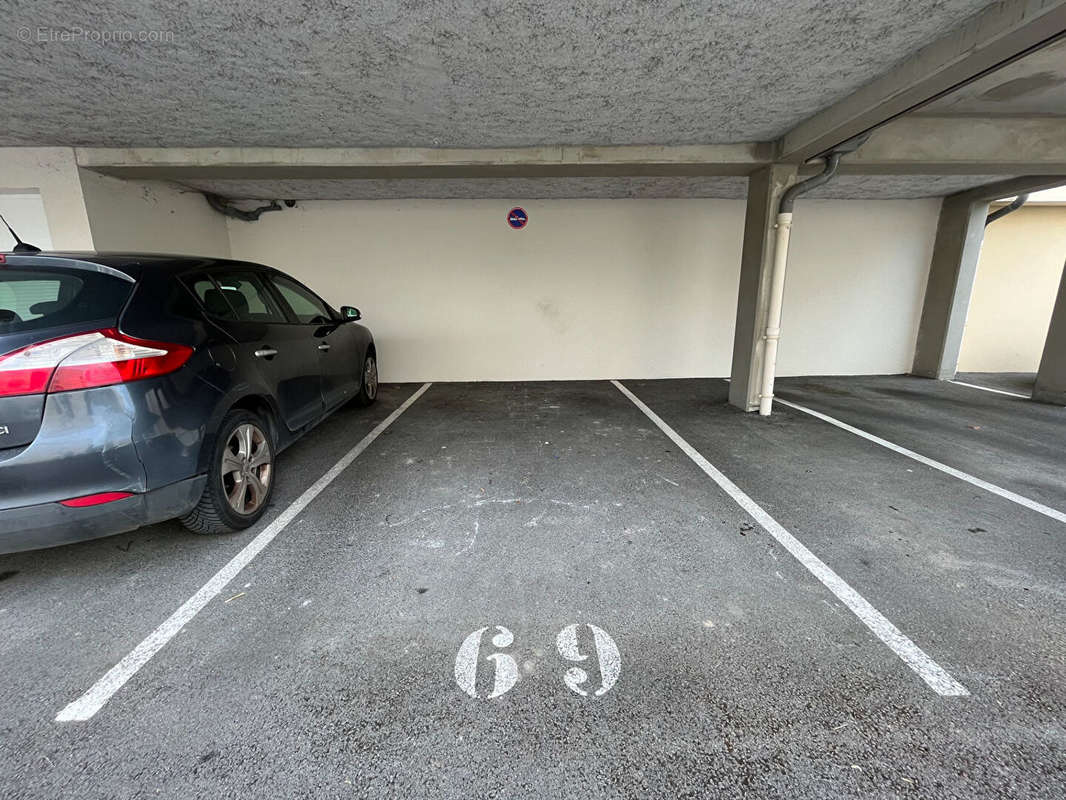 Parking à TINQUEUX