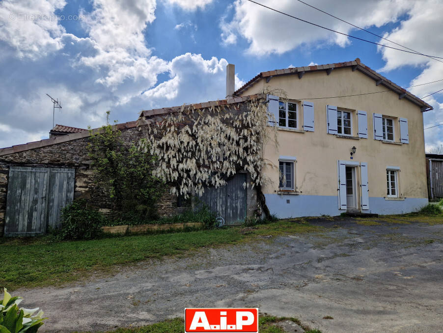 Maison à POUZAUGES