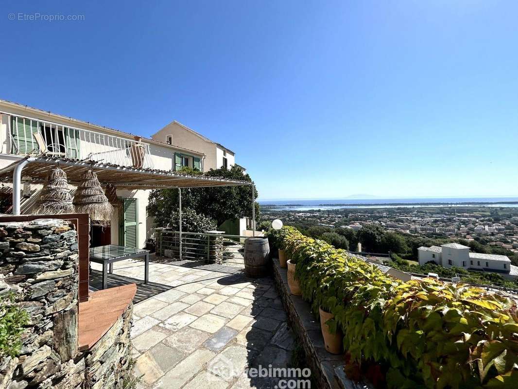 3 terrasses avec une splendide vue mer - Maison à BIGUGLIA