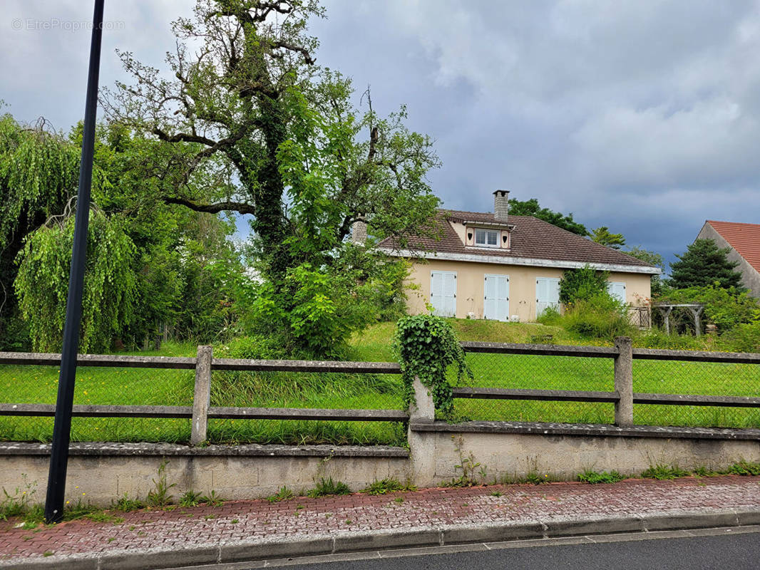 Terrain à MONTEVRAIN