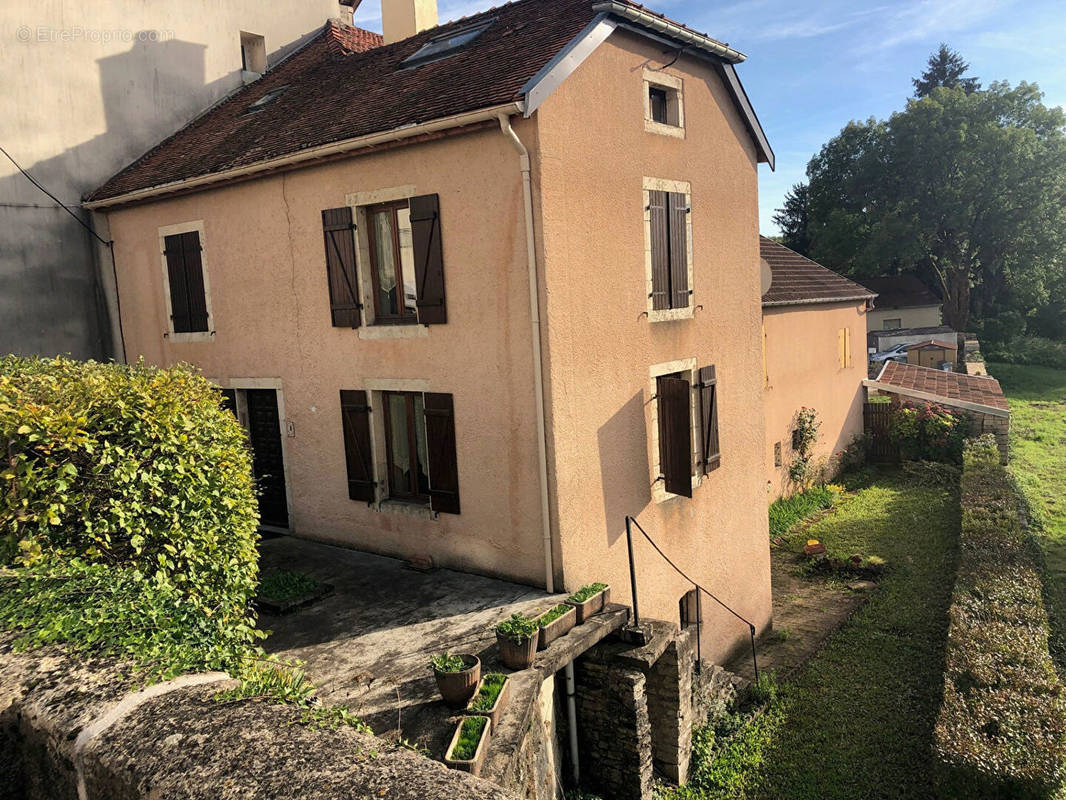 Maison à PORT-SUR-SAONE