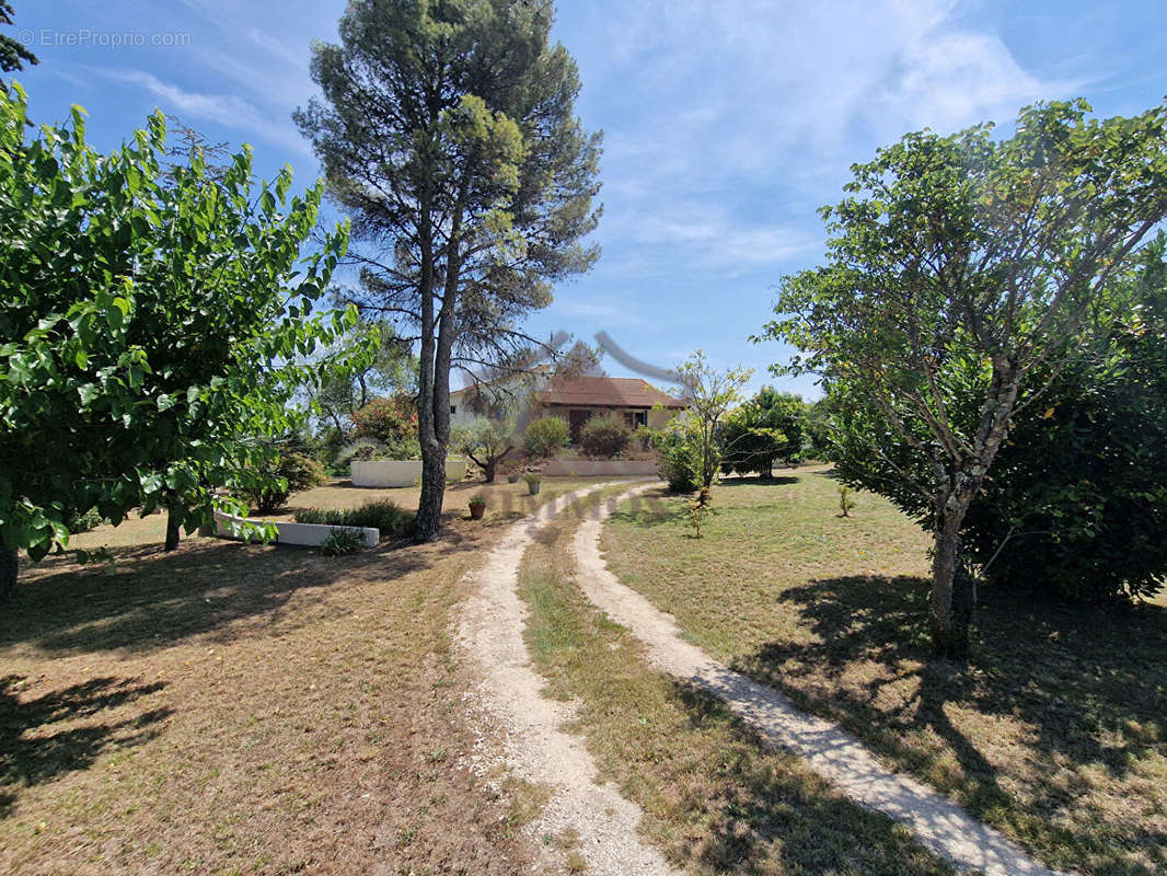 Maison à SAINT-JEAN-DE-MARUEJOLS-ET-AVEJAN