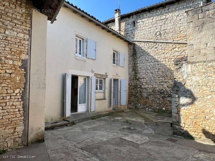 Maison à CHAMPAGNE-MOUTON