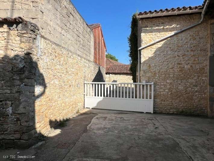 Maison à CHAMPAGNE-MOUTON