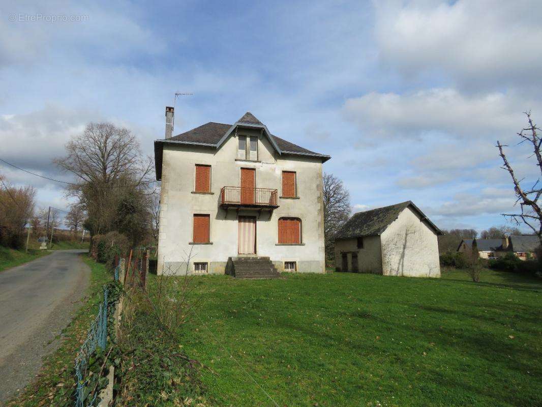 Maison à SAINT-CYR-LES-CHAMPAGNES