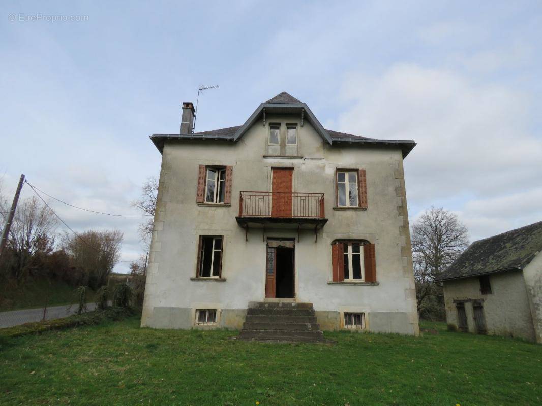 Maison à SAINT-CYR-LES-CHAMPAGNES