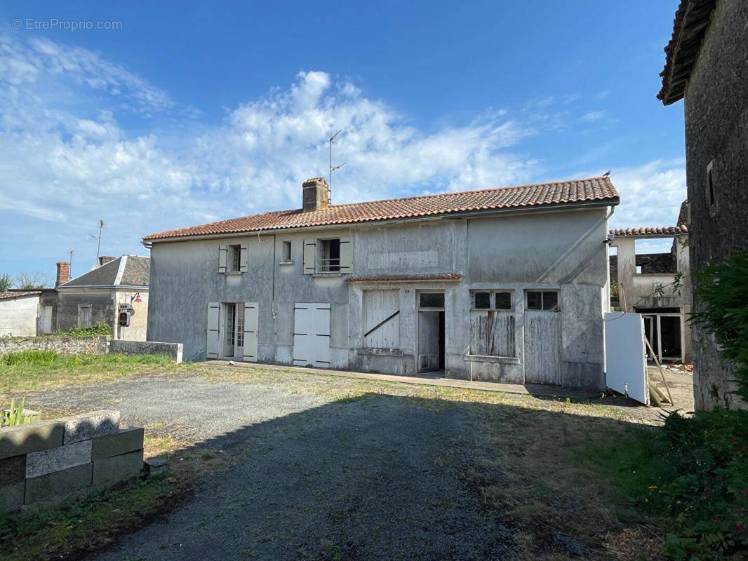 Maison à LA CHAPELLE-THIREUIL