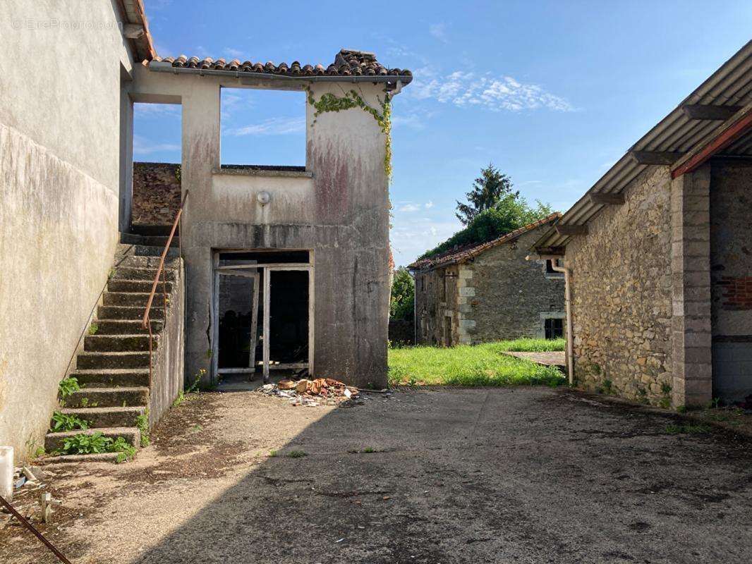 Maison à LA CHAPELLE-THIREUIL