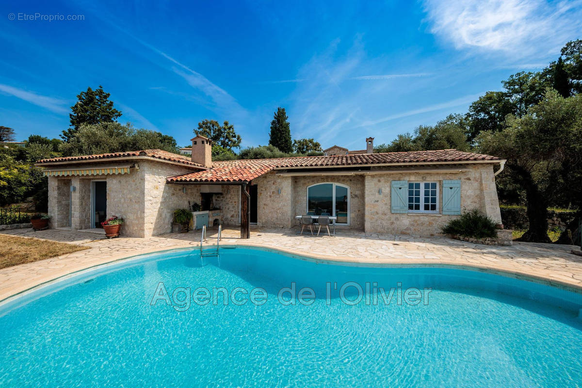 Maison à CHATEAUNEUF-GRASSE