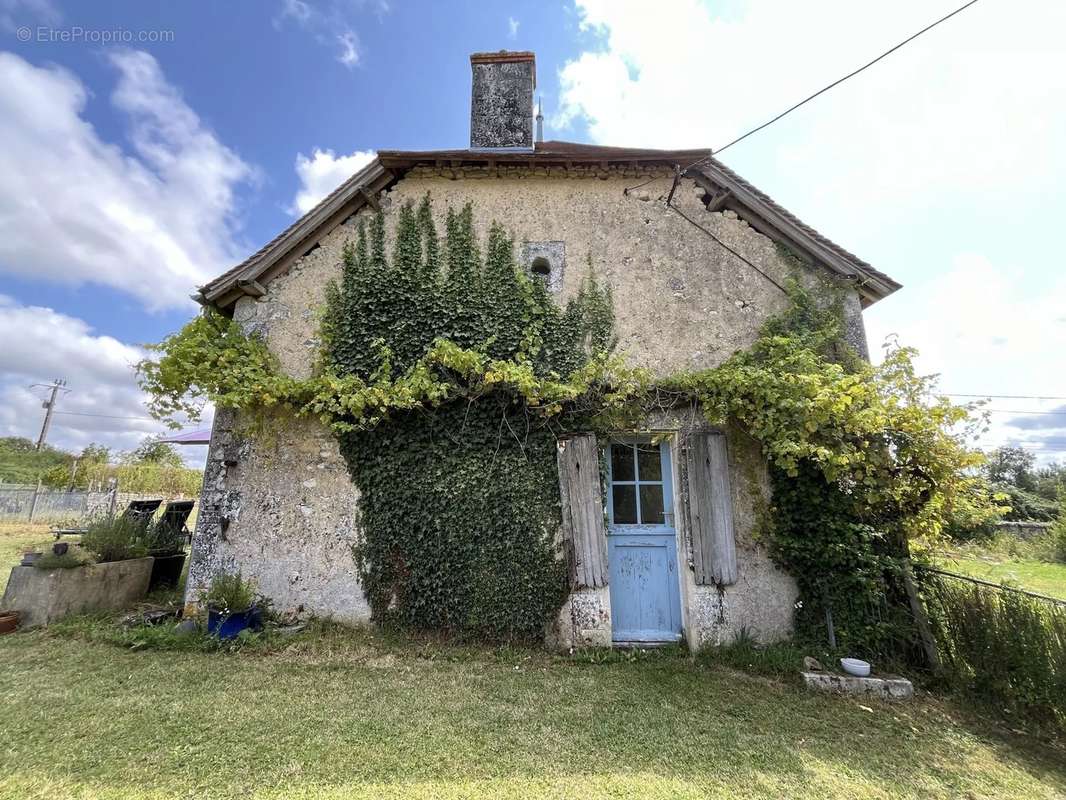 Maison à AZAY-LE-FERRON