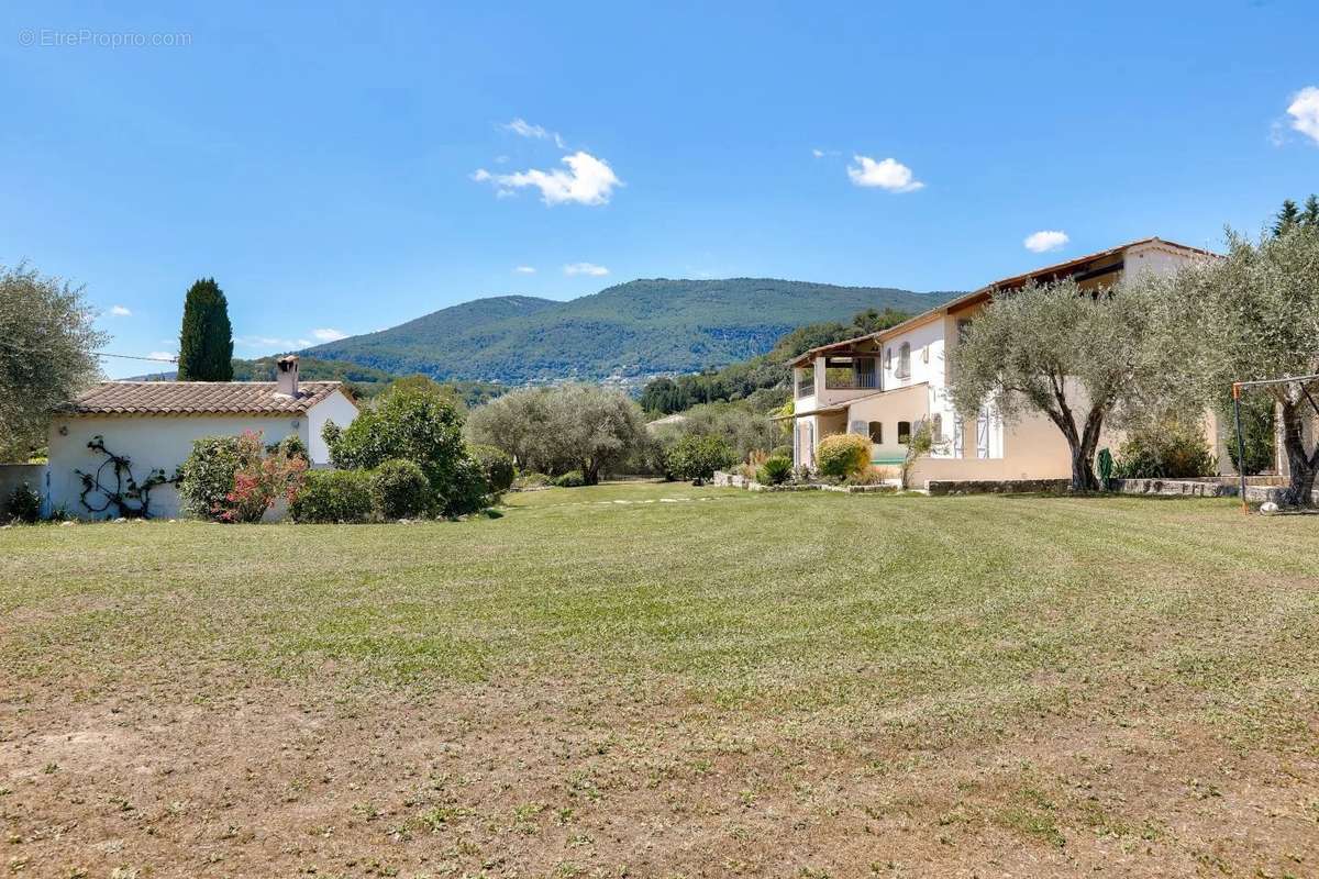 Maison à CHATEAUNEUF-GRASSE