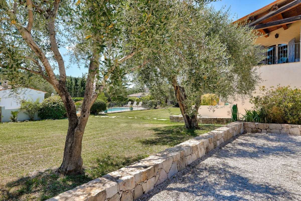 Maison à CHATEAUNEUF-GRASSE