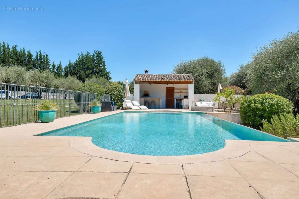 Maison à CHATEAUNEUF-GRASSE