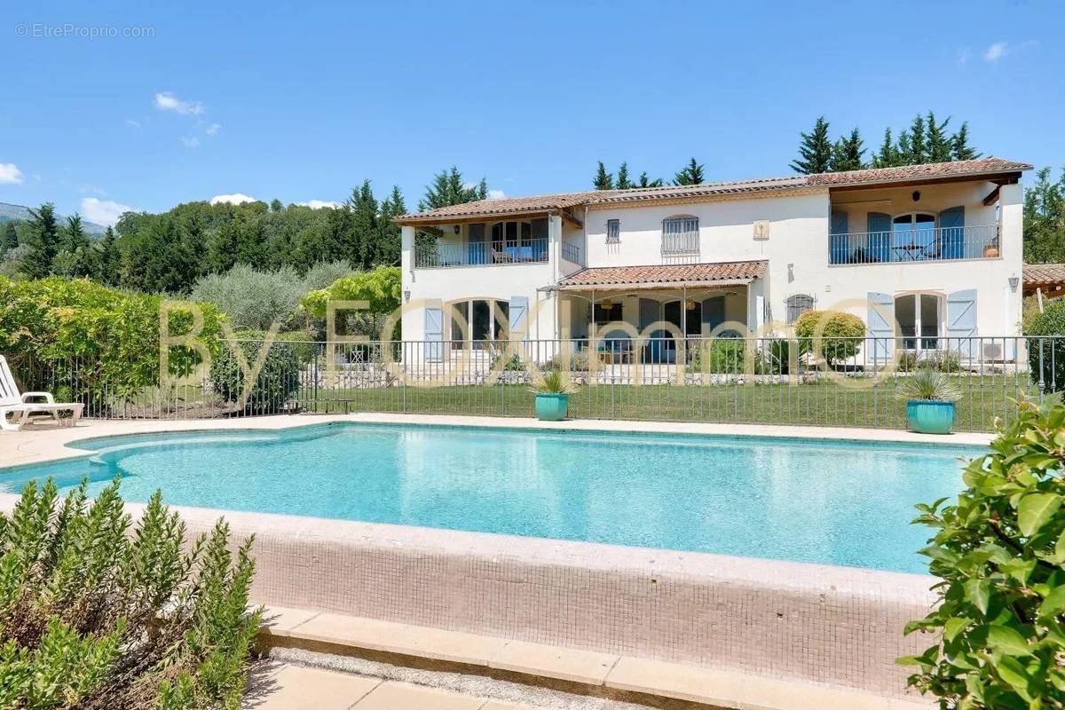 Maison à CHATEAUNEUF-GRASSE